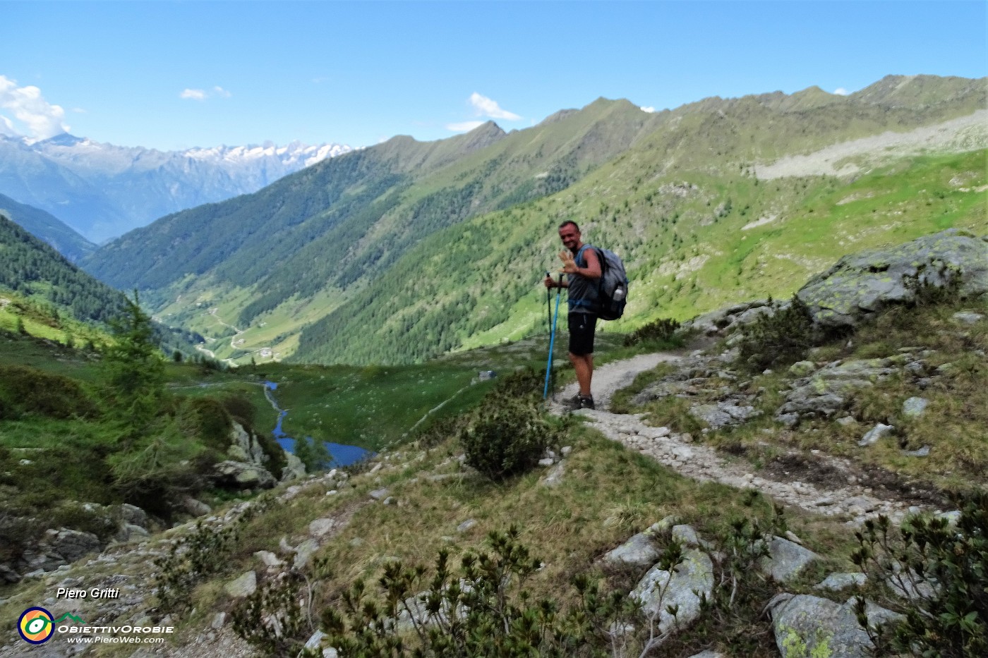 87 Oreste ci saluta scendendo in Valle Lunga (di Tartano).JPG